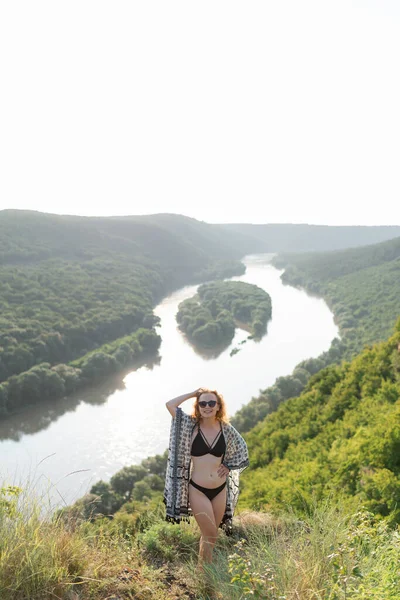 Genç Bir Kadın Nehir Boyunca Yürüyor Tatil Kavramı — Stok fotoğraf