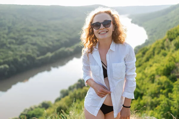 Kızıl Saçlı Bir Kadın Gülümsüyor Nehrin Arka Planındaki Kameraya Bakıyor — Stok fotoğraf