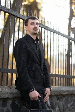 Genç bir işadamı sokakta bir müşteri bekliyor. İş ve finans kavramı