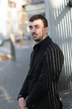 Caddedeki kameraya bakan bir iş adamının portresi.