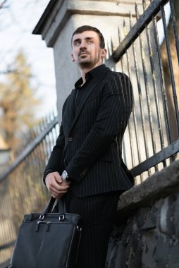 Genç bir işadamı sokakta bir müşteri bekliyor. İş ve finans kavramı