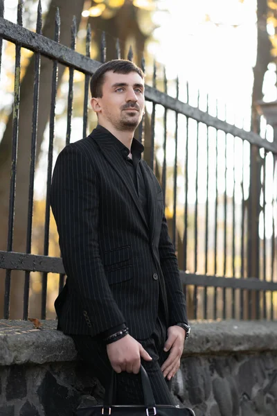 Genç bir işadamı sokakta bir müşteri bekliyor. İş ve finans kavramı