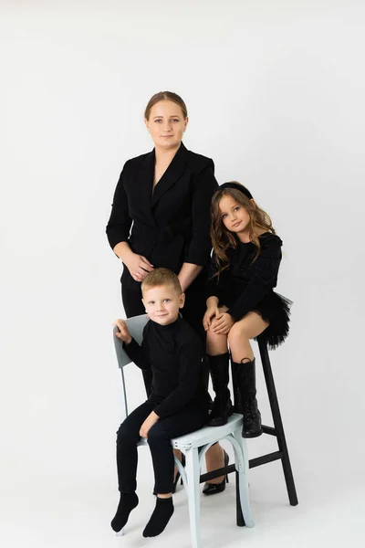 Mutter Mit Sohn Und Tochter Schwarzer Kleidung Studio Familienporträt — Stockfoto