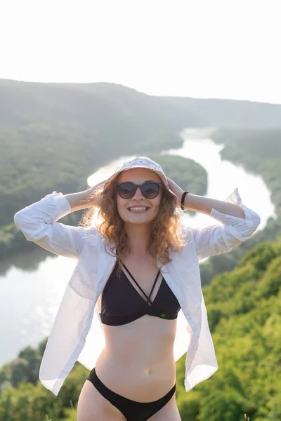 Şapkalı Güneş Gözlüklü Gülümseyen Kızıl Saçlı Bir Kadın Nehrin Arka — Stok fotoğraf