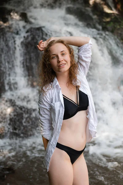 Retrato Uma Mulher Maiô Olhando Para Câmera Perto Uma Cachoeira — Fotografia de Stock