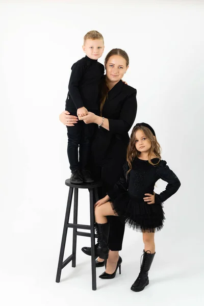 Eine Junge Mutter Mit Sohn Und Tochter Schwarzer Kleidung Blickt — Stockfoto