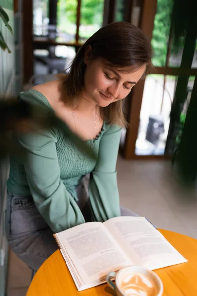 Una Mujer Está Leyendo Una Nueva Novela Autor Favorito Café — Foto de Stock