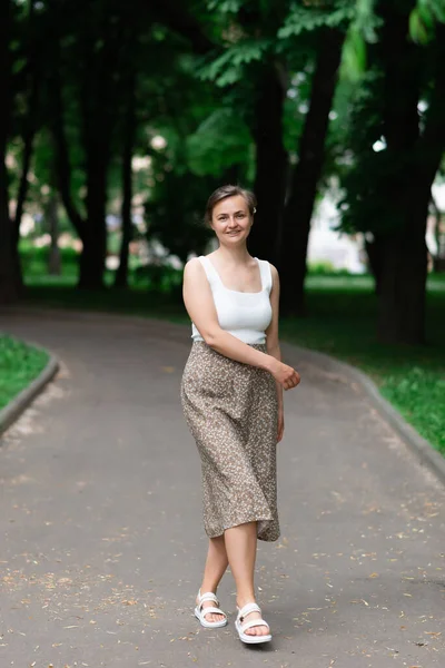 Woman White Blouse Skirt Walking Park Free Time Walk Fresh — Foto de Stock