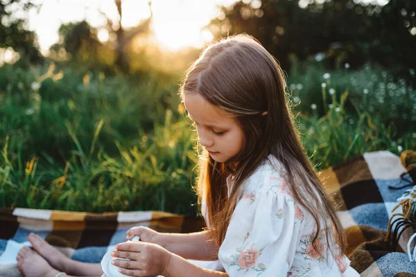 Porträt Eines Süßen Kleinen Mädchens Garten Bei Sonnenuntergang — Stockfoto