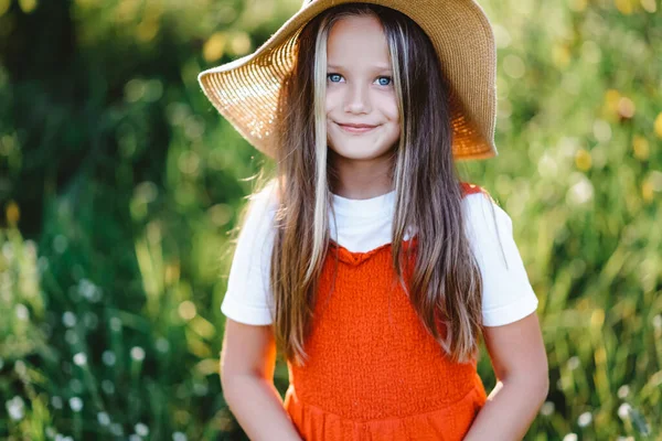 Una Chica Con Los Ojos Azules Sombrero Calle Mirando Cámara — Foto de Stock