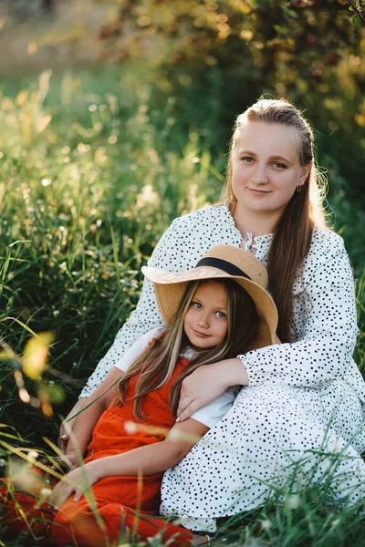 Mutter Und Tochter Garten Schauen Die Kamera — Stockfoto