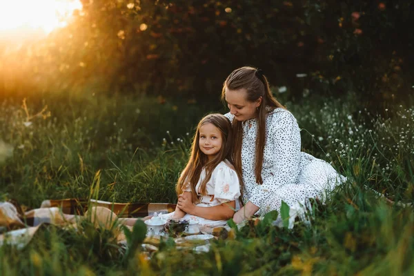 Mutter Und Tochter Beim Picknick Herbstlichen Garten Bei Sonnenuntergang — Stockfoto