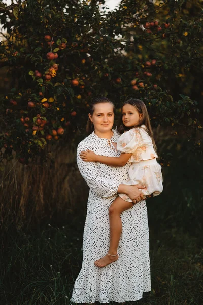 Eine Mutter Hält Ihre Tochter Garten Neben Einem Apfelbaum Auf — Stockfoto