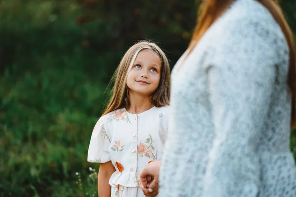 Ein Mädchen Mit Blauen Augen Blickt Ihre Mutter — Stockfoto
