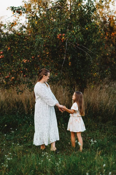 Mutter Und Tochter Tanzen Garten Apfelbaum — Stockfoto