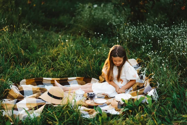 Una Chica Prepara Para Picnic Jardín — Foto de Stock