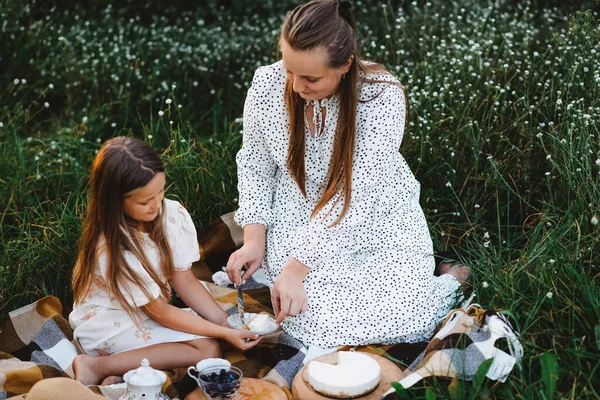 Tochter Und Mutter Picknicken Garten — Stockfoto