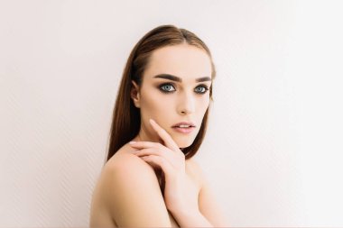 Akşam makyajlı güzel bir kız. Premium Fotoğraf