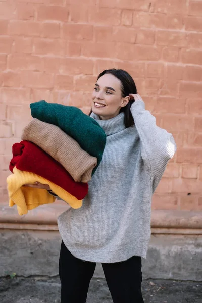 Chica Joven Con Suéter Gris Punto Está Sonriendo Disfrutando Mientras —  Fotos de Stock