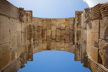 saintes germanicus Roma Arch görünümü içinde