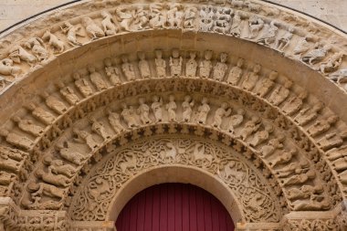 Güney tarafta aulnay de saintonge kilisenin archivolts 