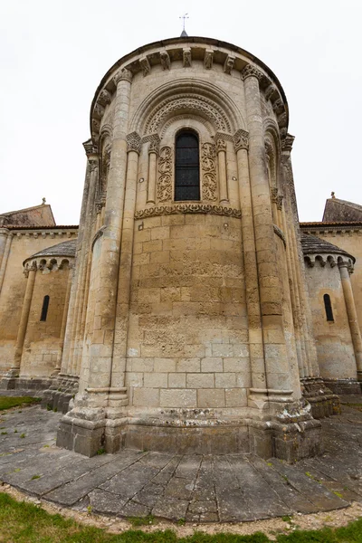 Aulnay de Saintonge kirkko abse — kuvapankkivalokuva