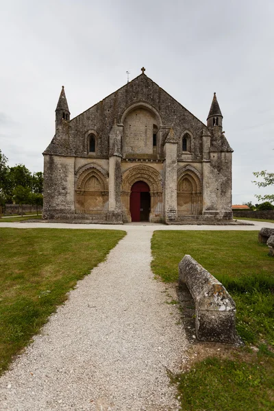 Pohled plný hlavní vchod aulnay de saintonge církve — Stock fotografie