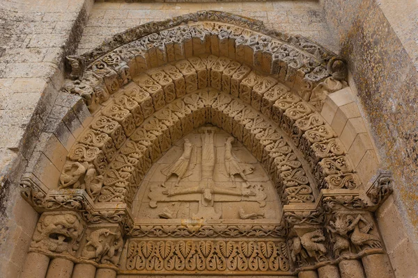 Fachada do lado esquerdo Detalhe da igreja de Aulnay de Saintonge — Fotografia de Stock