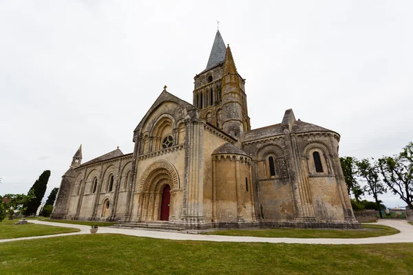 Vistas laterales, abse y torre de la iglesia de Aulnay de Saintonge — Foto de Stock