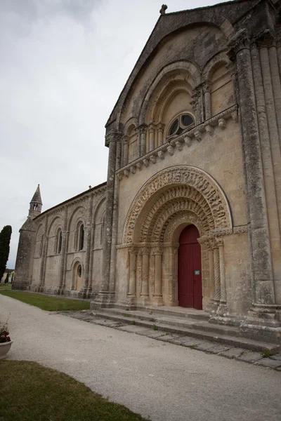 Södra fasad Visa aulnay de saintonge kyrka — Stockfoto