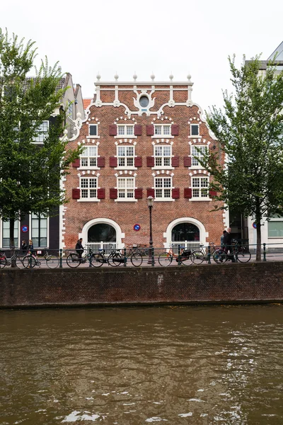Beautiful facade in Amsterdam and canal — Stock Photo, Image
