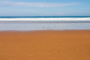 kum, su ve gökyüzü