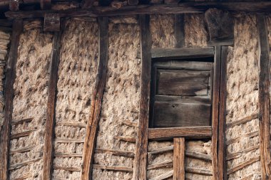 ahşap ve çamur duvar ve pencere