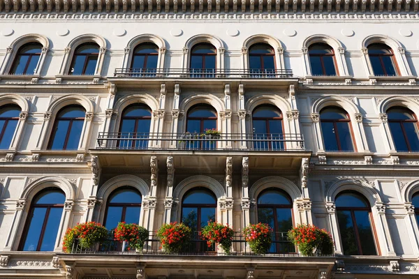 Edificio de fachada y flores en primera línea —  Fotos de Stock