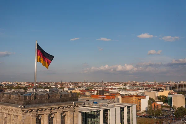 Bandeira alemã e paisagem urbana de Berlim — Fotografia de Stock