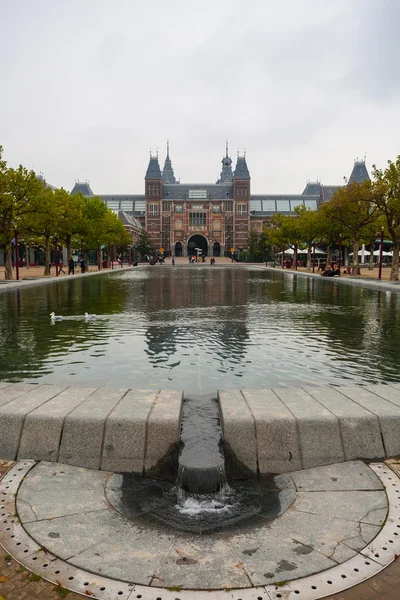 Rijksmuseum facade park and pool vertical view — Stock Photo, Image