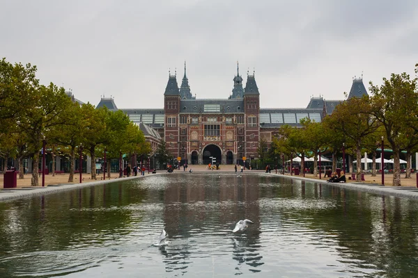 Rijksmuseum main facade and pond — Stock Photo, Image