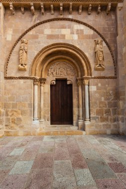 san yagız leon üniversiteli güzel Romanesk kapı