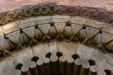 Romanesk kilise san esteban de aramil s ince archivolts