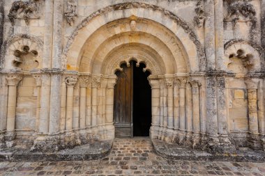 Tam Görünüm ana kapı petit palais, et cornemp Romanesk kilise
