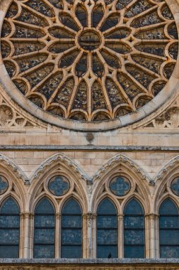 Lancet arch windows ana gül pencere katedralin altında 