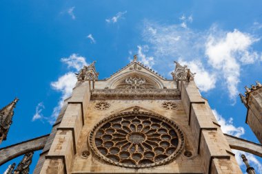 leon, İspanya Gotik katedral görünümünde ana gül pencere