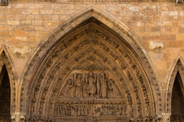 Archivolts and tympanum detail of the main entrance door in the — Stock Photo, Image