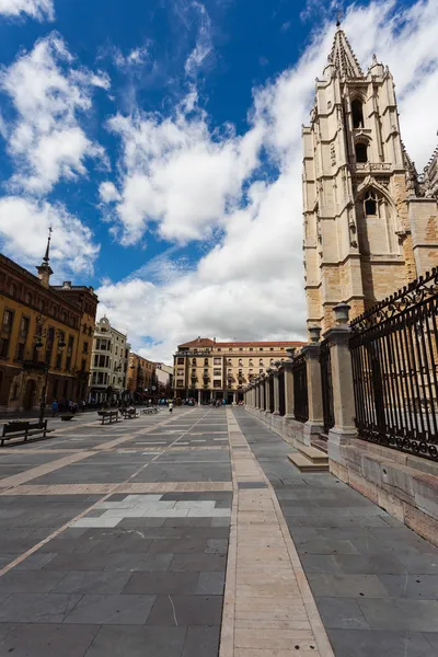 Cityscape de Leon com catedral de gotich e praça pedonal — Fotografia de Stock