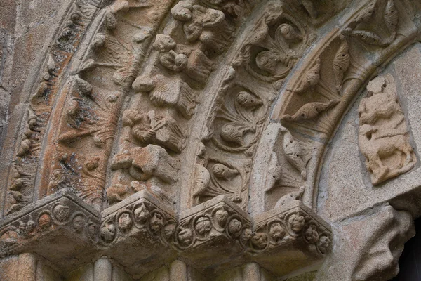 Detailní pohled na Archivolta a hlavicemi v románském monate — Stock fotografie