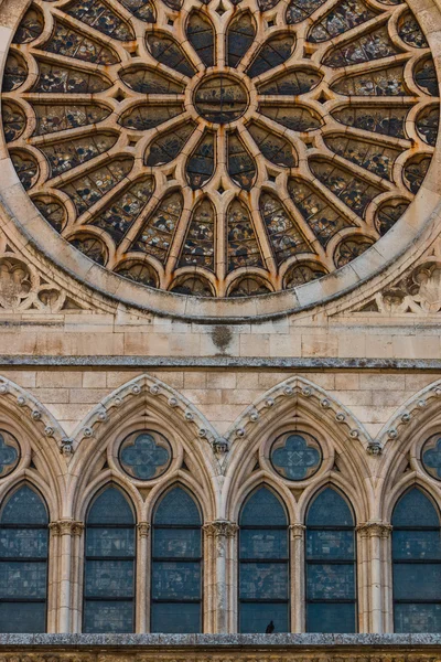 Janelas de arco de Lancet sob a principal janela de rosa da Catedral — Fotografia de Stock