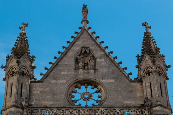 Pináculos y friso de la catedral gótica de León —  Fotos de Stock