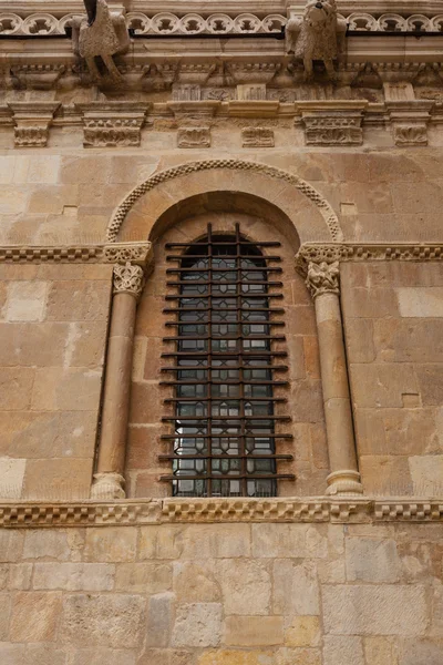 Vertical view of exquisite romanesque window in San Isidoro chur — Stock Photo, Image