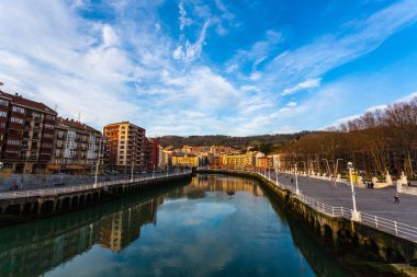 Cityscape nervion Nehri merkezi olarak bilbao