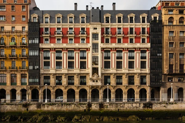 Modernistickou fasádou městské řeky nervion bilbao — Stock fotografie